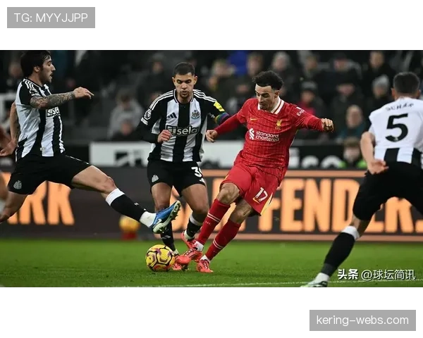 点球争议：霍尔为纽卡斯尔联扳平比分后与队友相拥庆祝