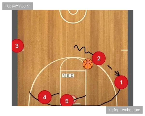 特写：最后一次暂停，斯波尔斯特拉在战术板上画出了一个全新的“边线球”战术。