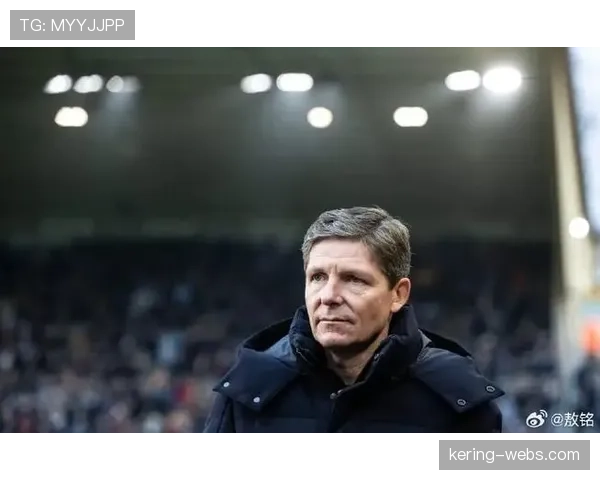 特写:带队成功保级,水晶宫少帅格拉斯纳被主场球迷高高抛起 特写:带队成功保级,水晶宫少帅格拉斯纳被主场球迷高高抛起