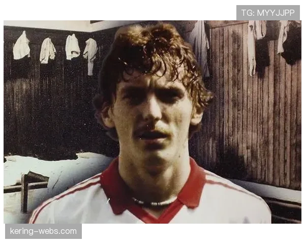 瞬间:日本球迷在东京观赛派对上展示珍藏的球星卡收藏 瞬间:日本球迷在东京观赛派对上展示珍藏的球星卡收藏